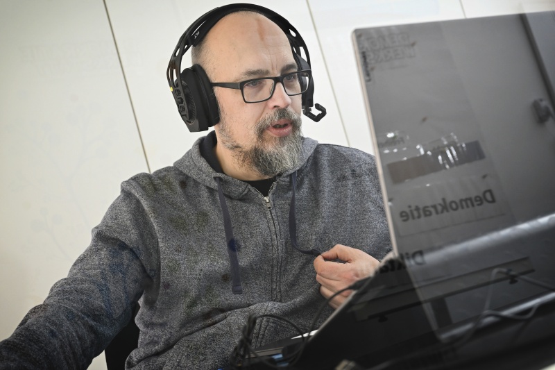 Nationalratsabgeordneter Michel Reimon (GRÜNE) beim Online-Workshop mit SchülerInnen