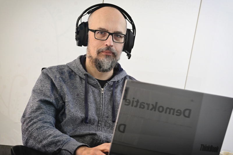 Nationalratsabgeordneter Michel Reimon (GRÜNE) beim Online-Workshop mit SchülerInnen