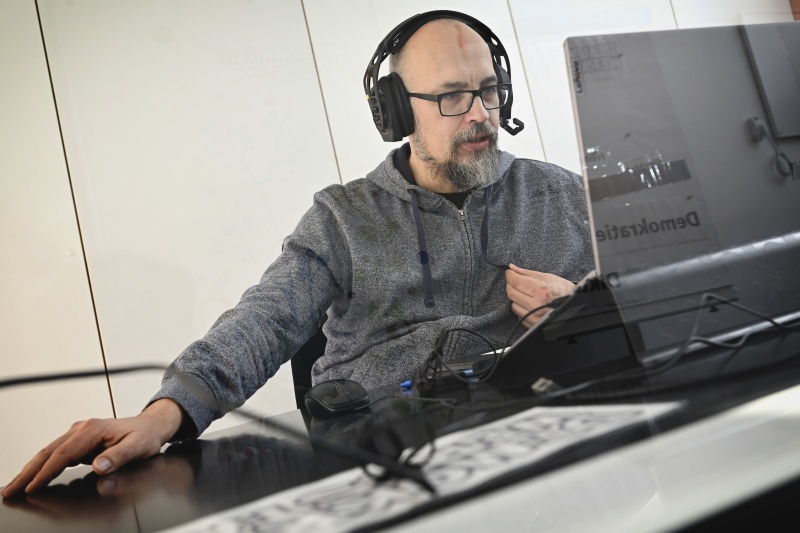 Nationalratsabgeordneter Michel Reimon (GRÜNE) beim Online-Workshop mit SchülerInnen