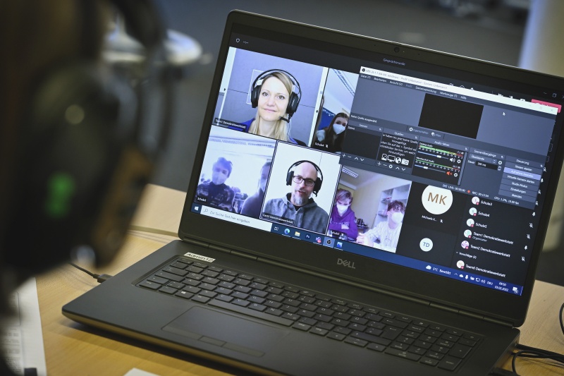 Nationalratsabgeordneter Michel Reimon (GRÜNE) beim Online-Workshop mit SchülerInnen