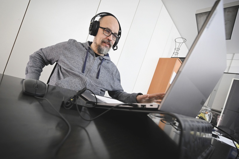 Nationalratsabgeordneter Michel Reimon (GRÜNE) beim Online-Workshop mit SchülerInnen