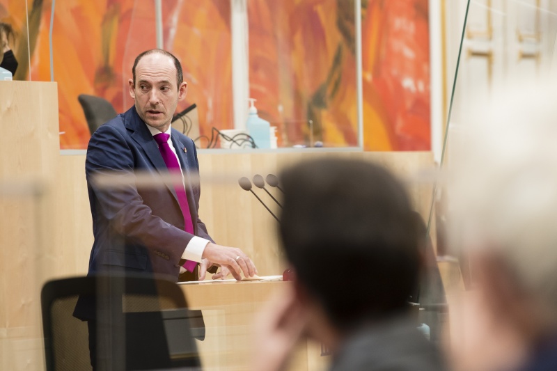 Am Rednerpult: Bundesrat Karl-Arthur Arlamovsky (NEOS)