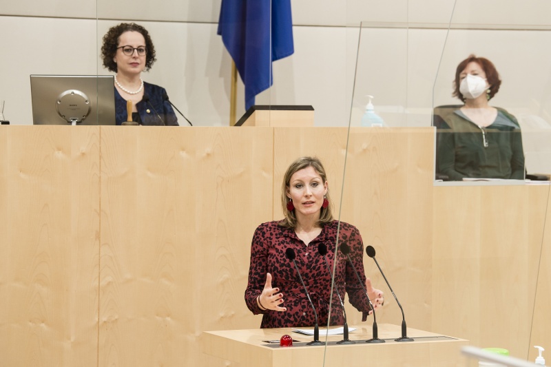 Am Rednerpult: Bundesrätin Heike Eder (ÖVP)