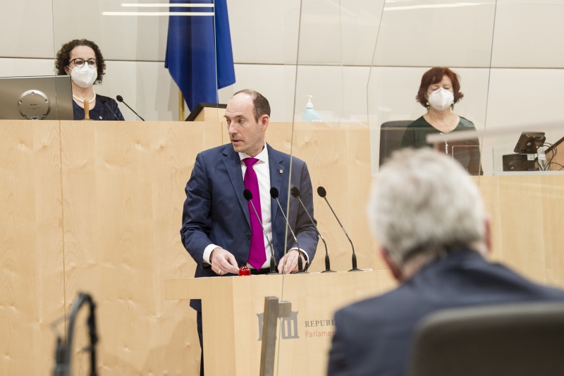 Am Rednerpult: Bundesrat Karl-Arthur Arlamovsky (NEOS)