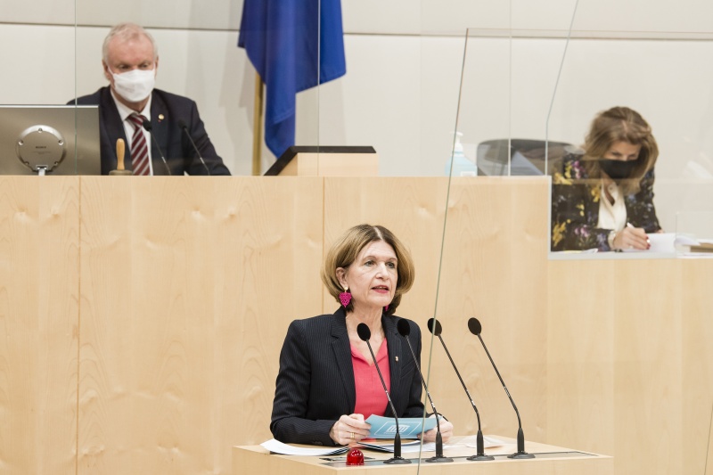 Am Rednerpult: Bundesrätin Andrea Eder-Gitschthaler (ÖVP). Am Präsidium: Bundesratsvizepräsident Günther Novak (SPÖ)