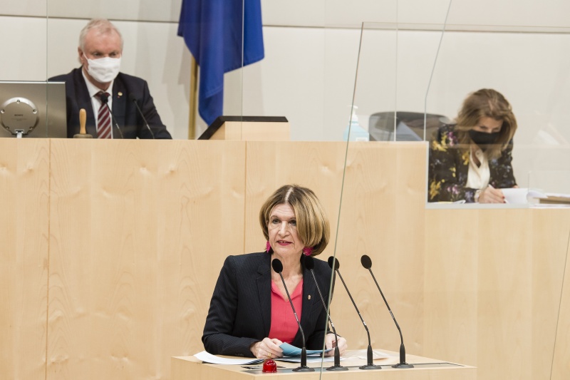 Am Rednerpult: Bundesrätin Andrea Eder-Gitschthaler (ÖVP). Am Präsidium: Bundesratsvizepräsident Günther Novak (SPÖ)