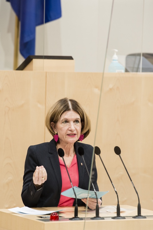 Am Rednerpult: Bundesrätin Andrea Eder-Gitschthaler (ÖVP)
