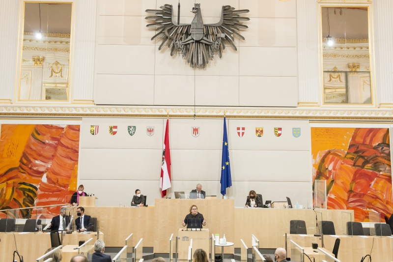 Am Rednerpult: Bundesrätin Korinna Schumann (SPÖ). Am Präsidium: Bundesratsvizepräsident Günther Novak (SPÖ). Auf der Regierungsbank von links: Bundeskanzler Karl Nehammer (ÖVP), Landeshauptmann Markus Wallner (ÖVP)