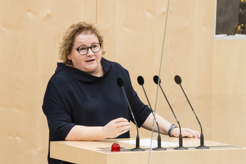 Am Rednerpult: Bundesrätin Korinna Schumann (SPÖ)