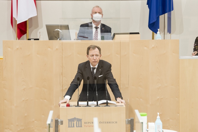 Am Rednerpult: Bundesrat Christian Buchmann (ÖVP). Am Präsidium: Bundesratsvizepräsident Günther Novak (SPÖ)