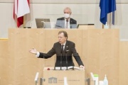 Am Rednerpult: Bundesrat Christian Buchmann (ÖVP). Am Präsidium: Bundesratsvizepräsident Günther Novak (SPÖ)
