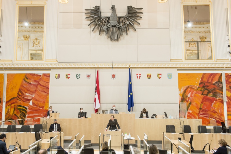 Am Rednerpult: Bundesrat Christian Buchmann (ÖVP). Am Präsidium: Bundesratsvizepräsident Günther Novak (SPÖ). Auf der Regierungsbank: Bundeskanzler Karl Nehammer (ÖVP)