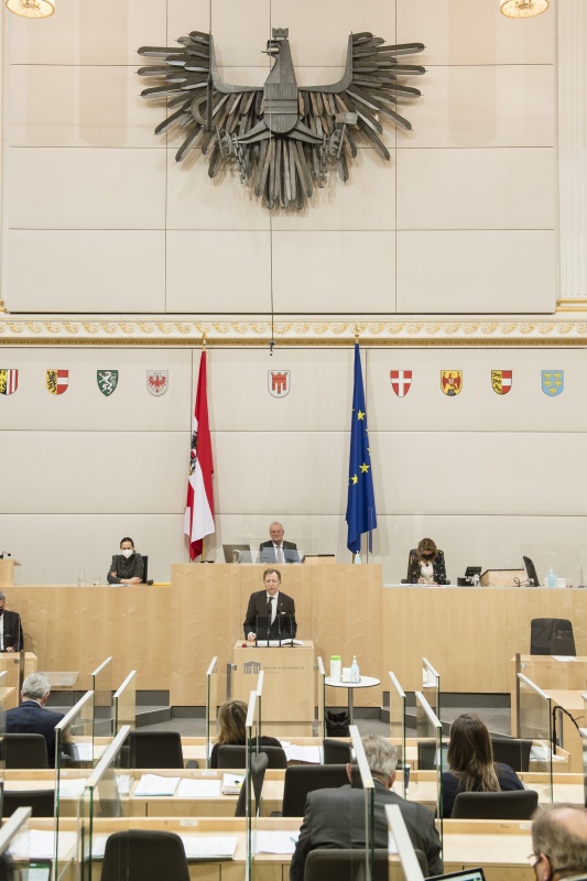 Am Rednerpult: Bundesrat Christian Buchmann (ÖVP). Am Präsidium: Bundesratsvizepräsident Günther Novak (SPÖ)