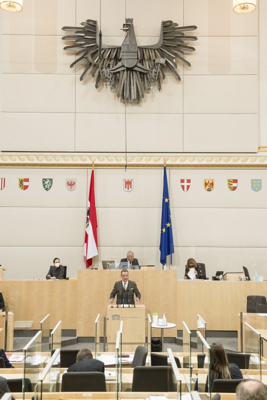 Am Rednerpult: Bundesrat Dominik Reisinger (SPÖ). Am Präsidium: Bundesratsvizepräsident Günther Novak (SPÖ)