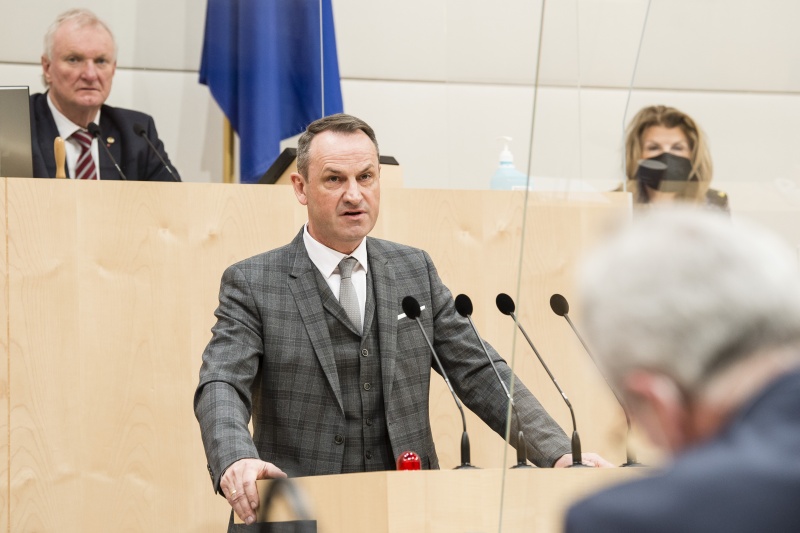 Am Rednerpult: Bundesrat Dominik Reisinger (SPÖ). Am Präsidium: Bundesratsvizepräsident Günther Novak (SPÖ)