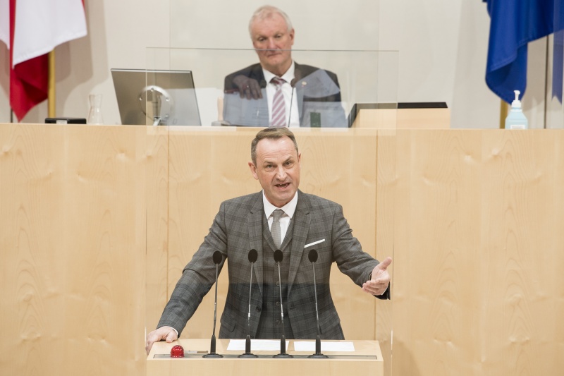 Am Rednerpult: Bundesrat Dominik Reisinger (SPÖ). Am Präsidium: Bundesratsvizepräsident Günther Novak (SPÖ)