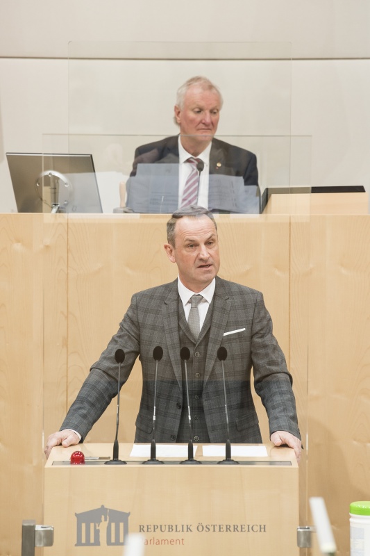 Am Rednerpult: Bundesrat Dominik Reisinger (SPÖ). Am Präsidium: Bundesratsvizepräsident Günther Novak (SPÖ)