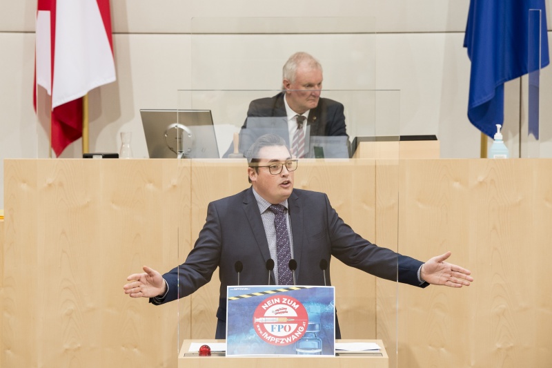 Am Rednerpult: Bundesrat Christoph Steiner (FPÖ). Am Präsidium: Bundesratsvizepräsident Günther Novak (SPÖ)