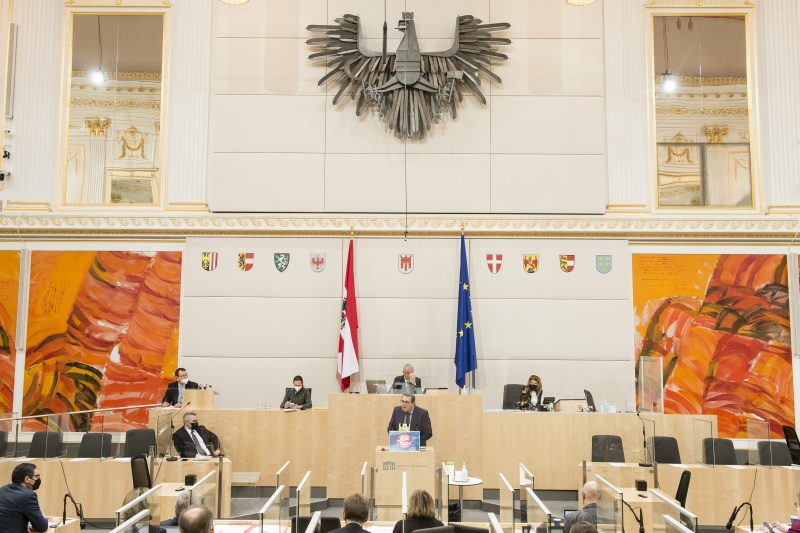 Am Rednerpult: Bundesrat Christoph Steiner (FPÖ). Am Präsidium: Bundesratsvizepräsident Günther Novak (SPÖ). Auf der Regierungsbank: Bundeskanzler Karl Nehammer (ÖVP)