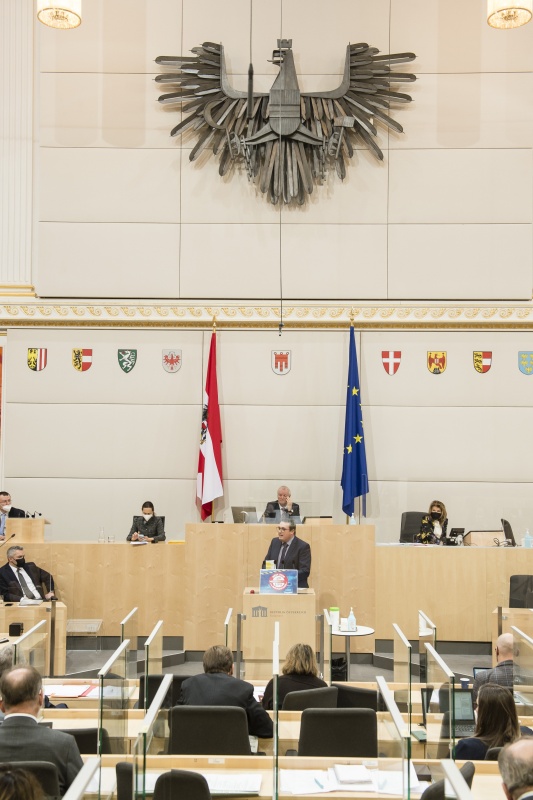 Am Rednerpult: Bundesrat Christoph Steiner (FPÖ). Am Präsidium: Bundesratsvizepräsident Günther Novak (SPÖ). Auf der Regierungsbank: Bundeskanzler Karl Nehammer (ÖVP)