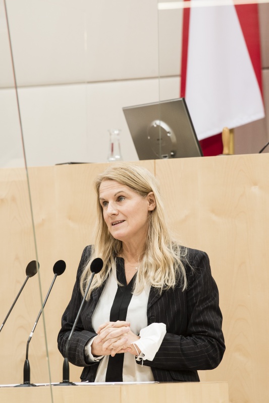 Am Rednerpult: Bundesrätin Elisabeth Grossmann (SPÖ)