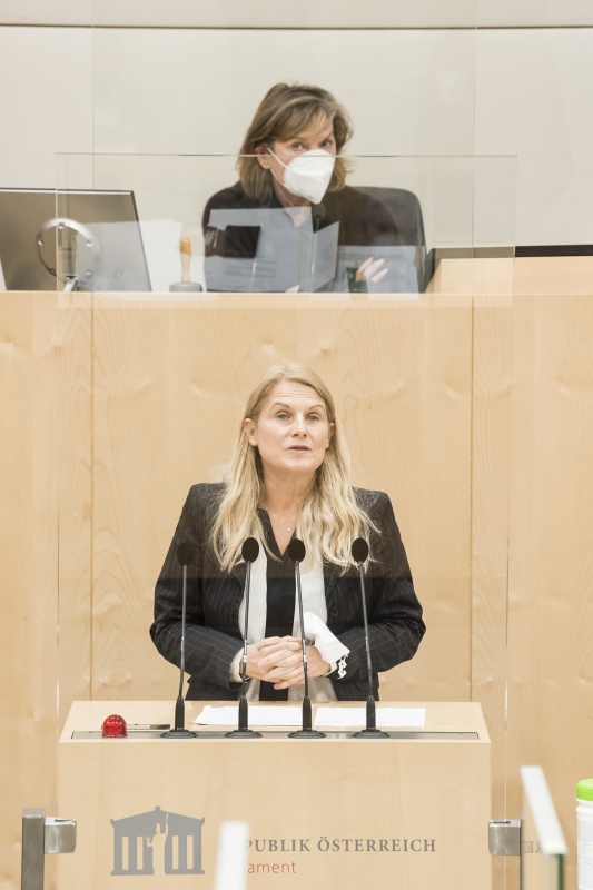 Am Rednerpult: Bundesrätin Elisabeth Grossmann (SPÖ). Am Präsidium: Bundesratsvizepräsidentin Sonja Zwazl (ÖVP)