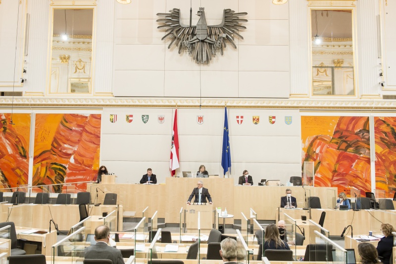 Am Rednerpult: Bundesrat Karl Bader (ÖVP). Am Präsidium: Bundesratsvizepräsidentin Sonja Zwazl (ÖVP)