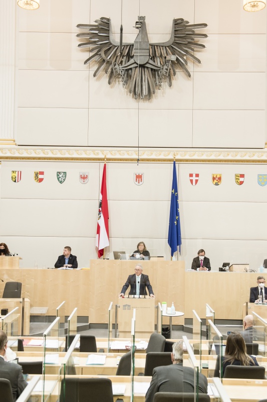 Am Rednerpult: Bundesrat Karl Bader (ÖVP). Am Präsidium: Bundesratsvizepräsidentin Sonja Zwazl (ÖVP)