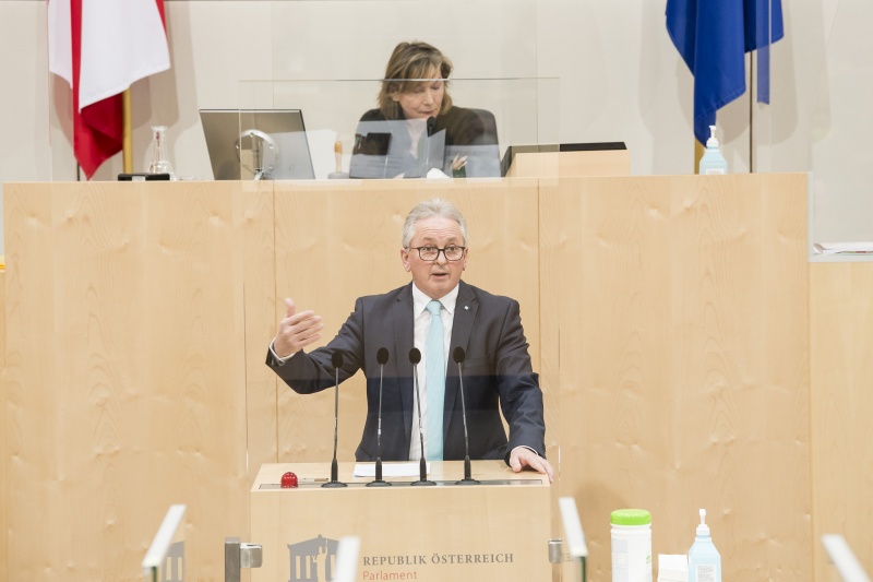 Am Rednerpult: Bundesrat Karl Bader (ÖVP). Am Präsidium: Bundesratsvizepräsidentin Sonja Zwazl (ÖVP)