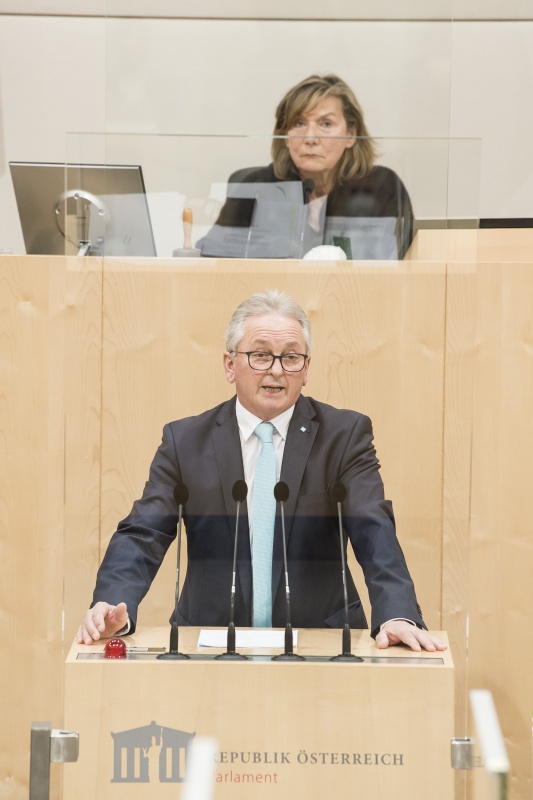 Am Rednerpult: Bundesrat Karl Bader (ÖVP). Am Präsidium: Bundesratsvizepräsidentin Sonja Zwazl (ÖVP)