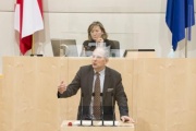 Am Rednerpult: Bundesrat Johannes Hübner (FPÖ). Am Präsidium: Bundesratsvizepräsidentin Sonja Zwazl (ÖVP)