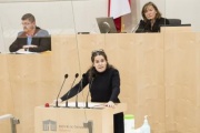 Am Rednerpult: Bundesrätin Elisabeth Kittl (GRÜNE). Am Präsidium: Bundesratsvizepräsidentin Sonja Zwazl (ÖVP)