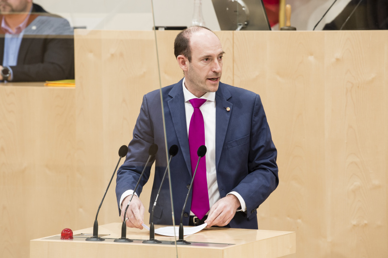 Am Rednerpult: Bundesrat Karl-Arthur Arlamovsky (NEOS)