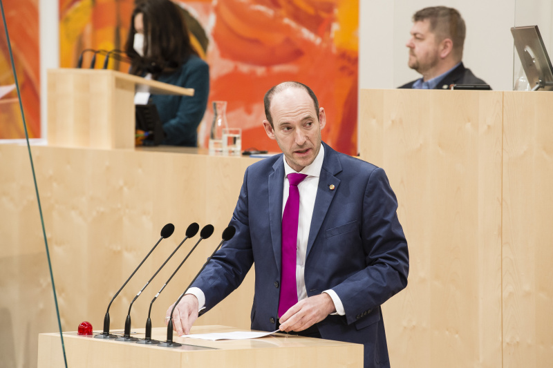 Am Rednerpult: Bundesrat Karl-Arthur Arlamovsky (NEOS)