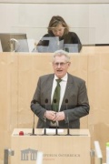 Am Rednerpult: Bundesrat Martin Preineder (ÖVP). Am Präsidium: Bundesratsvizepräsidentin Sonja Zwazl (ÖVP)