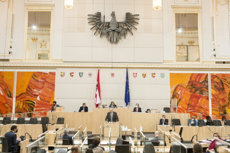 Am Rednerpult: Bundesrat Michael Bernard (FPÖ). Am Präsidium: Bundesratsvizepräsidentin Sonja Zwazl (ÖVP)