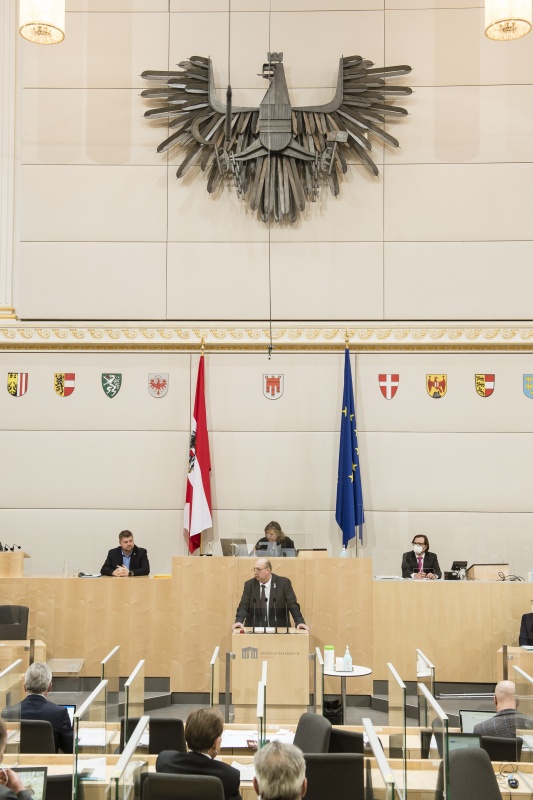 Am Rednerpult: Bundesrat Michael Bernard (FPÖ). Am Präsidium: Bundesratsvizepräsidentin Sonja Zwazl (ÖVP)