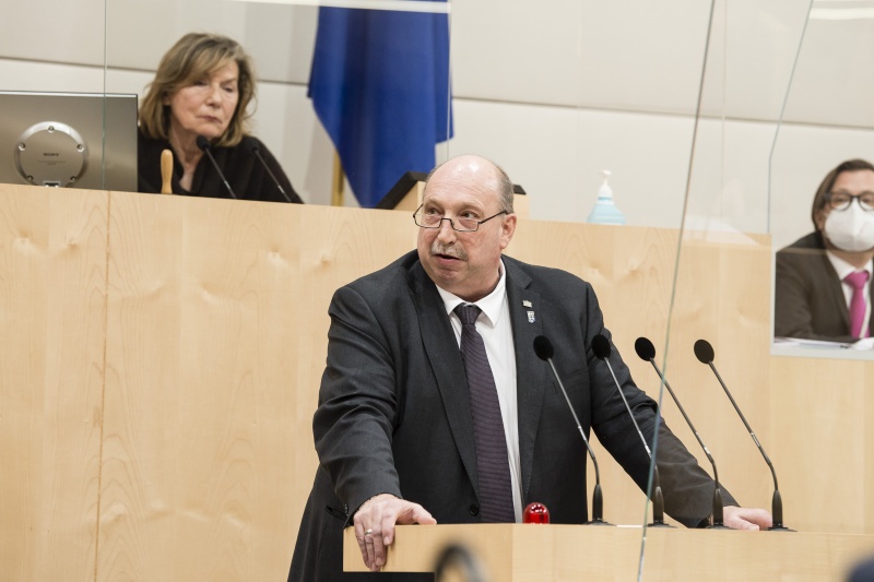 Am Rednerpult: Bundesrat Michael Bernard (FPÖ). Am Präsidium: Bundesratsvizepräsidentin Sonja Zwazl (ÖVP)