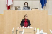 Am Rednerpult: Bundesrätin Daniela Gruber-Pruner (SPÖ). Am Präsidium: Bundesratspräsidentin Christine Schwarz-Fuchs (ÖVP)