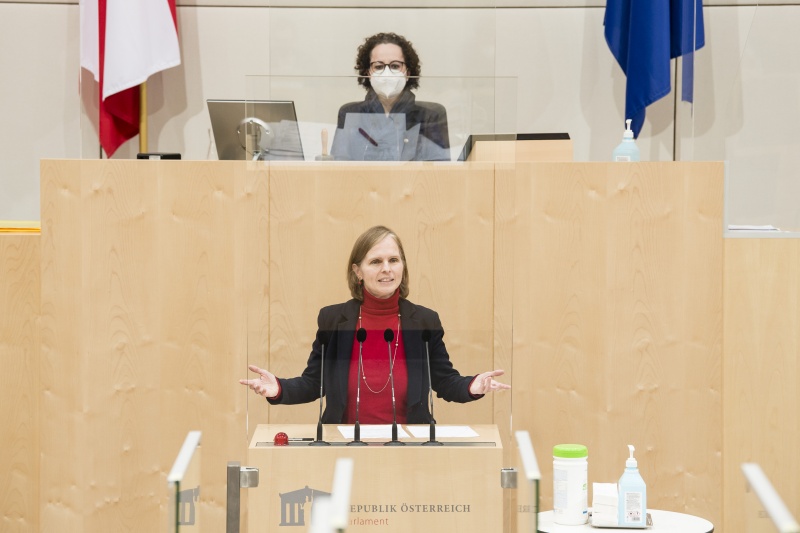 Am Rednerpult: Bundesrätin Daniela Gruber-Pruner (SPÖ). Am Präsidium: Bundesratspräsidentin Christine Schwarz-Fuchs (ÖVP)
