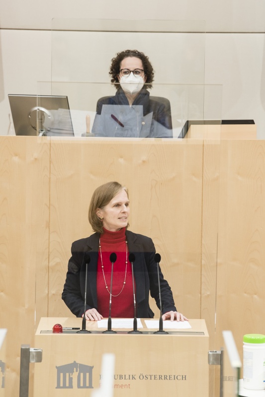 Am Rednerpult: Bundesrätin Daniela Gruber-Pruner (SPÖ). Am Präsidium: Bundesratspräsidentin Christine Schwarz-Fuchs (ÖVP)