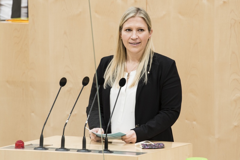 Am Rednerpult: Bundesrätin Alexandra Platzer (ÖVP)