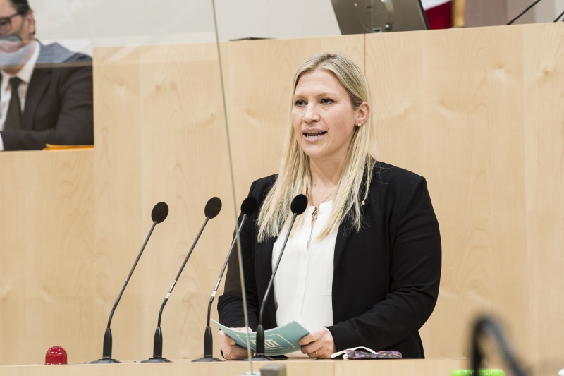 Am Rednerpult: Bundesrätin Alexandra Platzer (ÖVP)