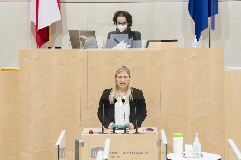 Am Rednerpult: Bundesrätin Alexandra Platzer (ÖVP). Am Präsidium: Bundesratspräsidentin Christine Schwarz-Fuchs (ÖVP)