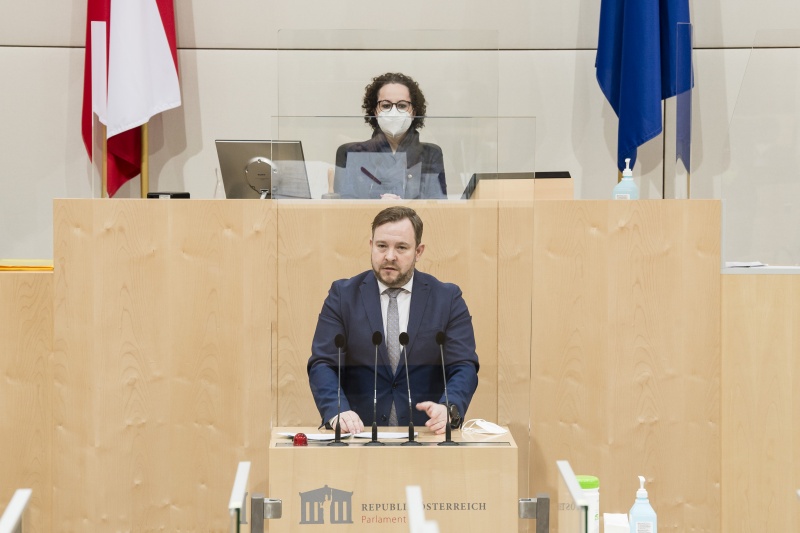 Am Rednerpult: Bundesrat Franz Ebner (ÖVP). Am Präsidium: Bundesratspräsidentin Christine Schwarz-Fuchs (ÖVP)