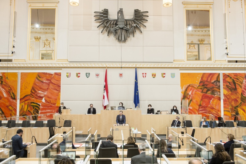 Am Rednerpult: Bundesrat Franz Ebner (ÖVP). Am Präsidium: Bundesratspräsidentin Christine Schwarz-Fuchs (ÖVP)