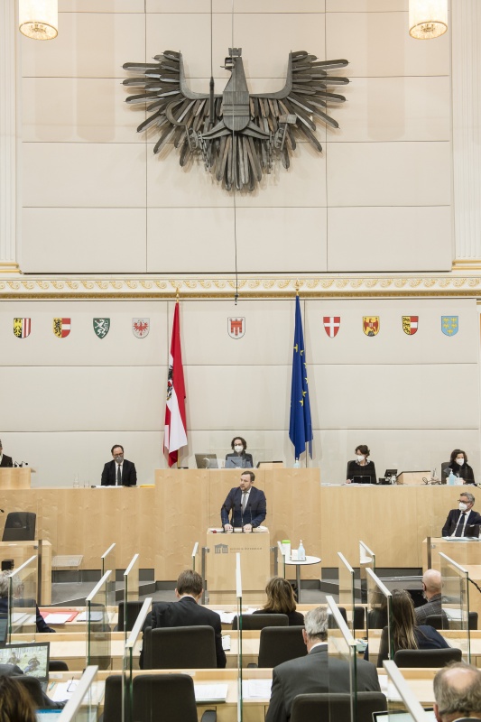 Am Rednerpult: Bundesrat Franz Ebner (ÖVP). Am Präsidium: Bundesratspräsidentin Christine Schwarz-Fuchs (ÖVP)
