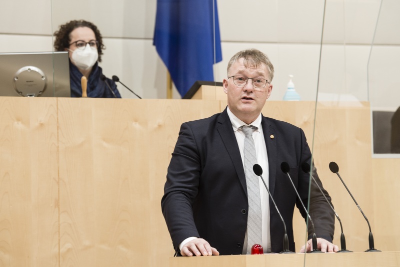 Am Rednerpult: Bundesrat Markus Steinmaurer (FPÖ). Am Präsidium: Bundesratspräsidentin Christine Schwarz-Fuchs (ÖVP)