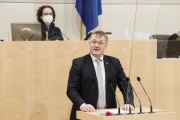 Am Rednerpult: Bundesrat Markus Steinmaurer (FPÖ). Am Präsidium: Bundesratspräsidentin Christine Schwarz-Fuchs (ÖVP)