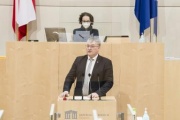 Am Rednerpult: Bundesrat Markus Steinmaurer (FPÖ). Am Präsidium: Bundesratspräsidentin Christine Schwarz-Fuchs (ÖVP)